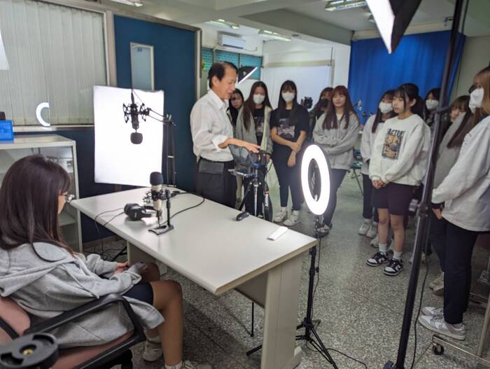 陳建宏教授指導花商學生於直播室錄製專業影音